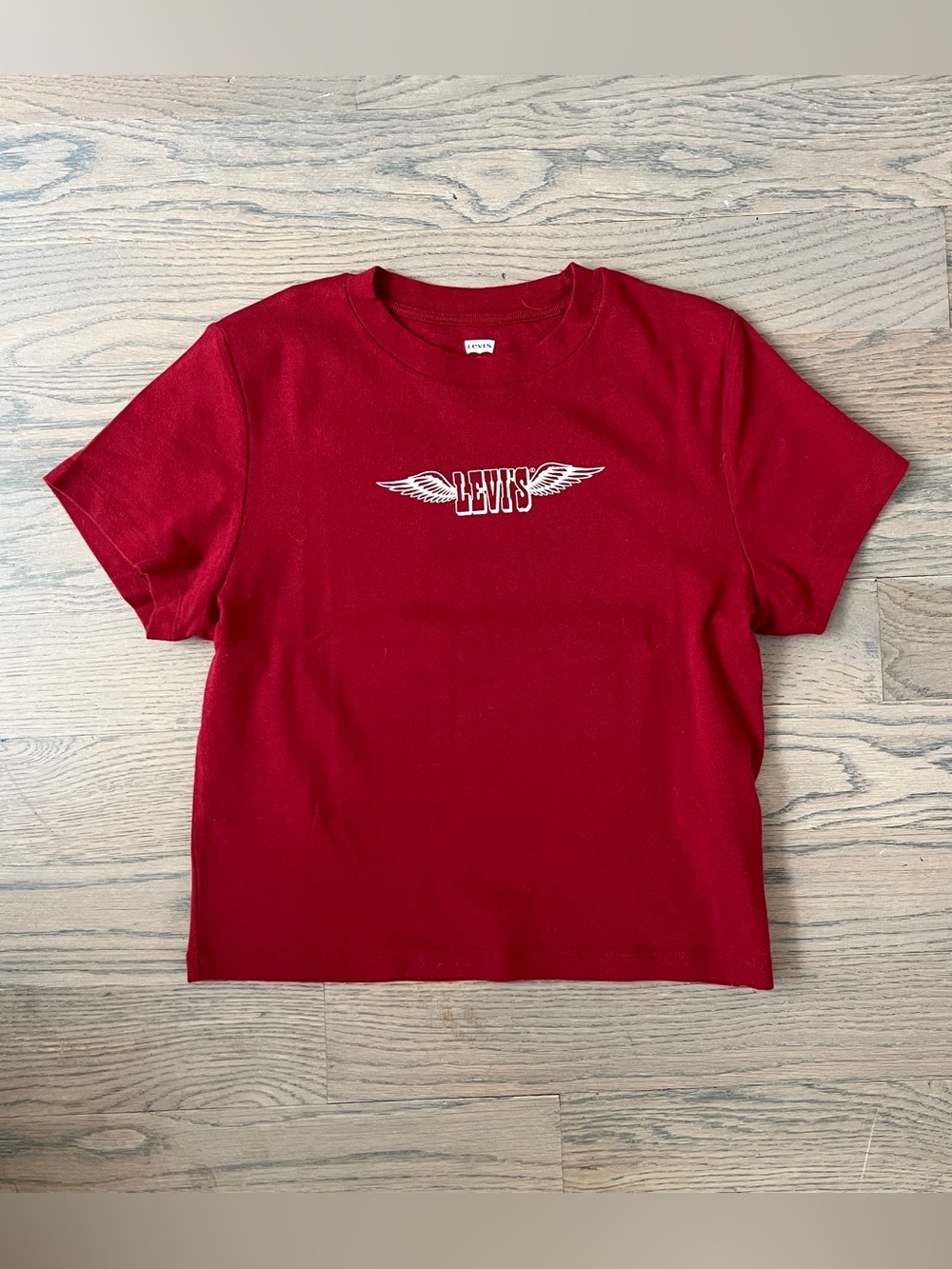 Levi’s red cropped tee